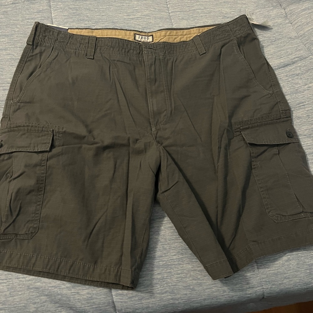 NWT Men’s Izod Grey Cargo Shorts size 40